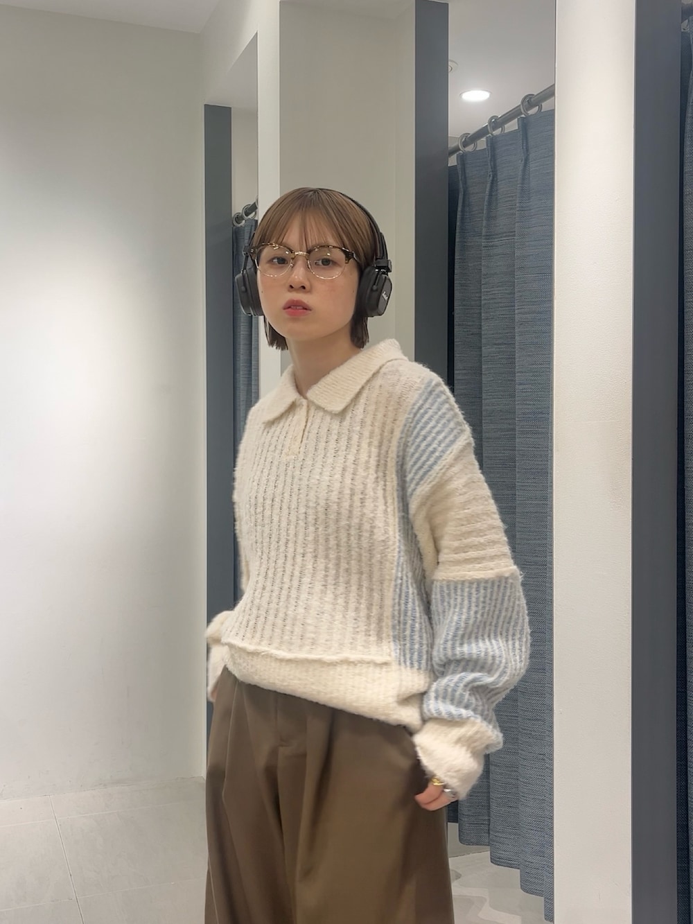 ブラウン系のその他パンツ、ブラック系のその他シューズ、ホワイト系のニット/セーターを着用したレディースの秋コーディネートの2枚目の写真