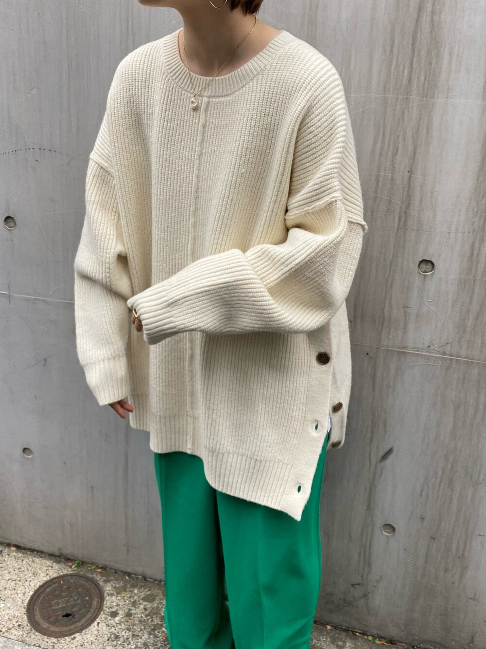 グリーン系のその他パンツ、ホワイト系のニット/セーターを着用したレディースの冬コーディネートの2枚目の写真