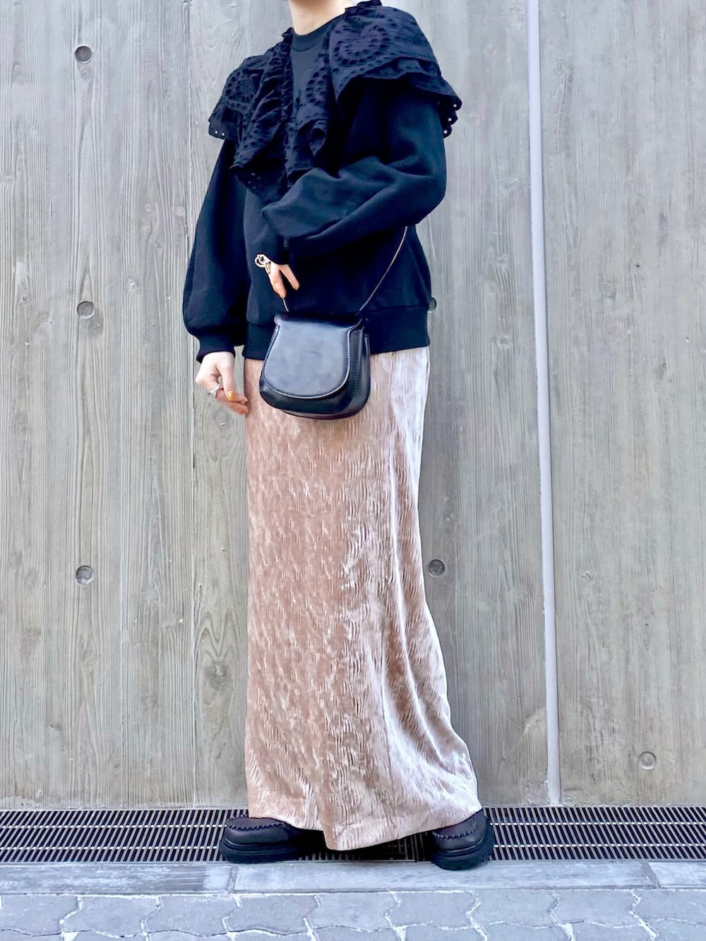 「KBF、kbf_ootd、低身長、スウェット、ミニバッグ、レース、スカート、きれいめカジュアル、ベロア、春コーデ、ショートブーツ、オトナカジュアル、ピンク×ブラック、スカートスタイル、タイトスカート」｜「KBFのクリンクルベロアタイトスカート（スカート、ブラック系）」を使った、serikaさん（レディース・153cm）の冬コーディネートの4枚目の写真