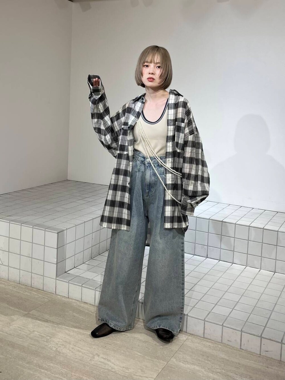 「デニム、チェックシャツ、RODESKO、kbf_ootd、KBF、低身長、タンクトップ、春コーデ、春服、パンツスタイル、newarrival、低身長コーデ、春夏コーデ、カジュアル、ビッグシャツ」｜「KBFのペインターWIDEデニム（デニムパンツ、ブルー系）」を使った、serikaさん（レディース・153cm）の春コーディネートの3枚目の写真