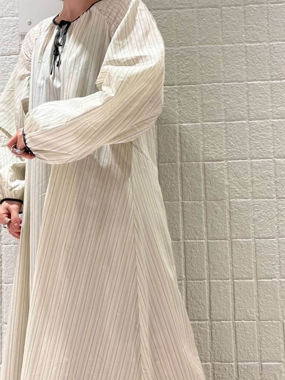 「春コーデ、ボリューム袖、ベージュ、シンプルコーデ、低身長コーデ、オトナカジュアル、ワンピース、サボ、ストライプ、厚底シューズ、春色、厚底サンダル、KBF、kbf_ootd」｜「KBFのギャザースリーブストライプワンピース（ワンピース、ベージュ系）」を使った、serikaさん（レディース・153cm）の春コーディネートの4枚目の写真