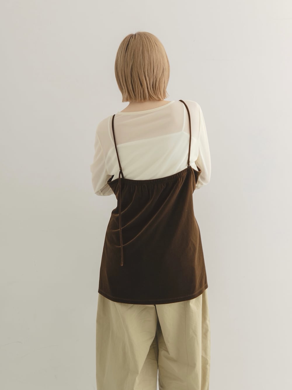 ブラウン系のTシャツ/カットソー、ベージュ系のその他シューズを着用したレディースの夏コーディネートの3枚目の写真
