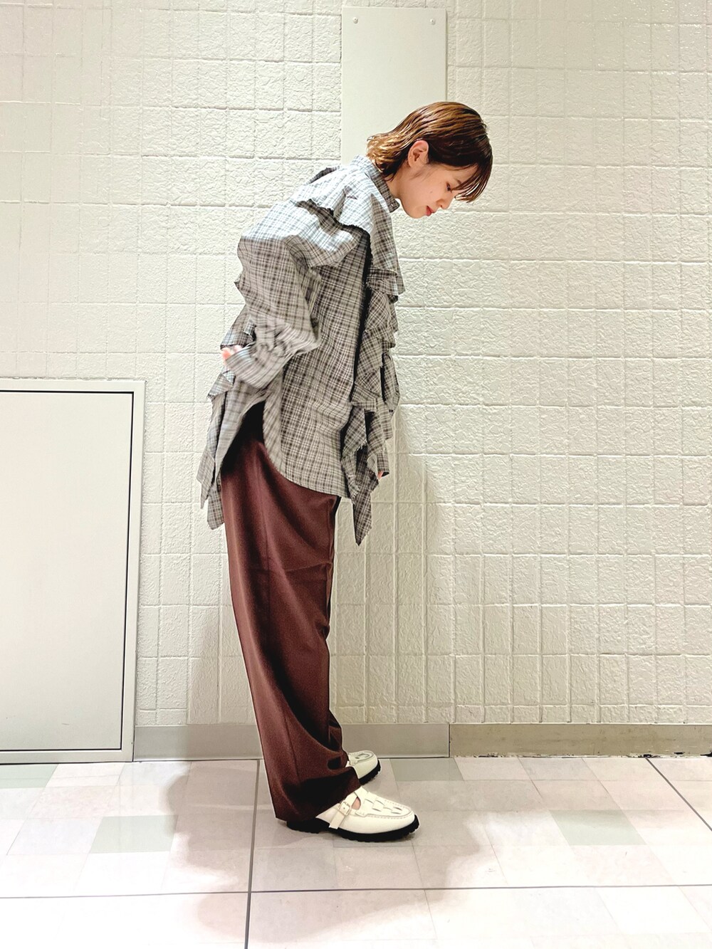 「KBF、kbf_ootd、チェック、秋先取りコーデ、秋コーデ、低身長、スラックス、パンツスタイル、ローファー、きれいめカジュアル、秋服準備はじめました、秋冬コーデ、ブラウス、ブラウン」｜「KBFのセンタープレスWIDEスラックス（スラックス、ブラウン系）」を使った、serikaさん（レディース・153cm）の秋コーディネートの2枚目の写真