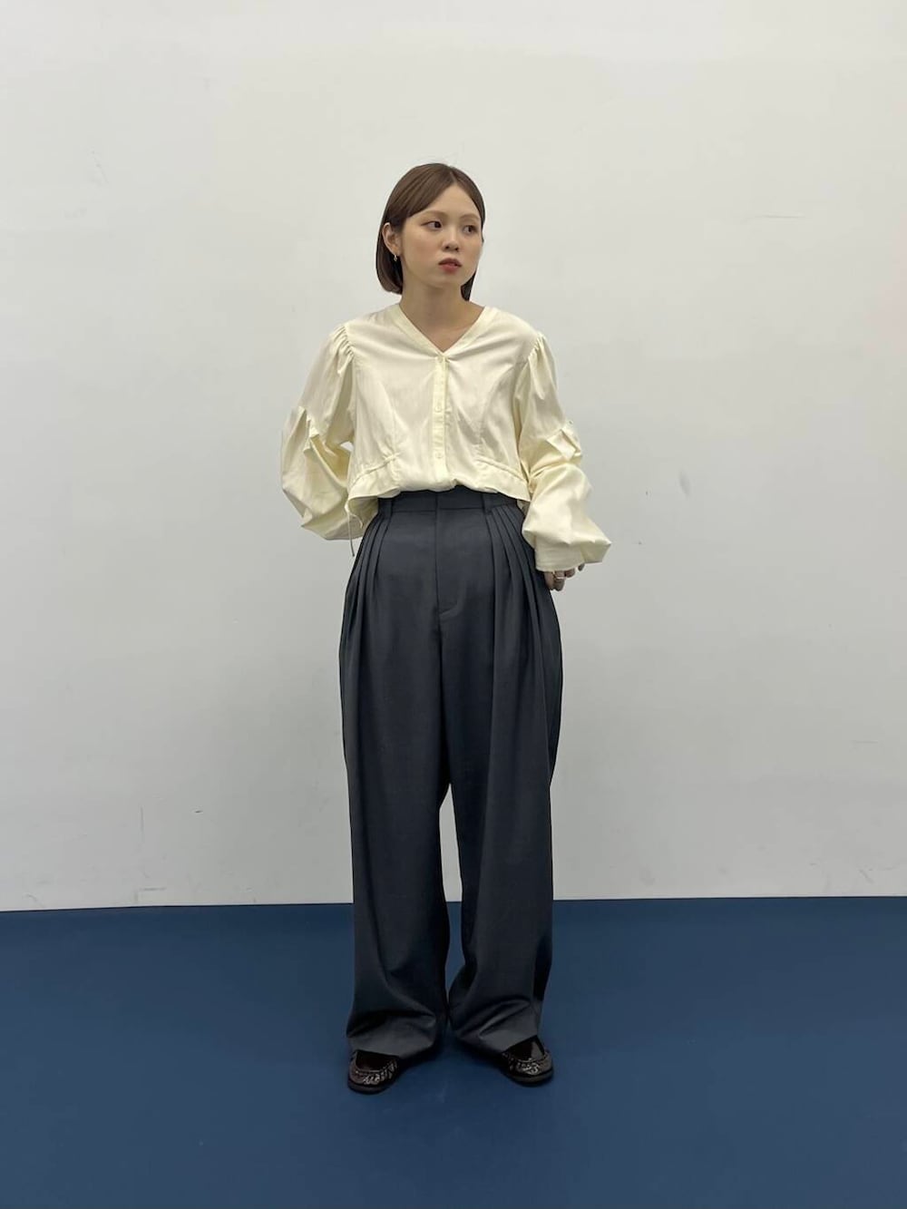 「秋コーデ、スラックス、ローファー、Vネック、シンプルコーデ、ブラウス、kbf_ootd、KBF、ボリュームスリーブ、低身長、パンツスタイル、低身長コーデ、オフィススタイル、きれいめコーデ、骨格ナチュラル」｜「KBFのVネックボリュームブラウス（シャツ/ブラウス、イエロー系）」を使った、serikaさん（レディース・153cm）の夏コーディネートの3枚目の写真