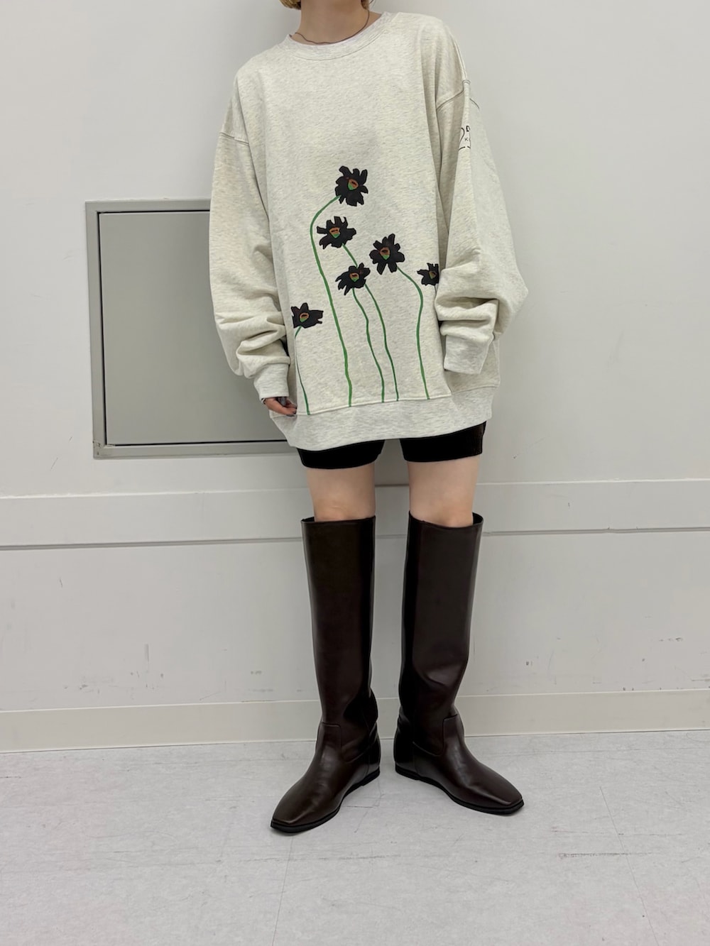 ベージュ系のスウェット、ブラウン系のその他パンツ、ブラウン系のブーツを着用したレディースの夏コーディネートの3枚目の写真