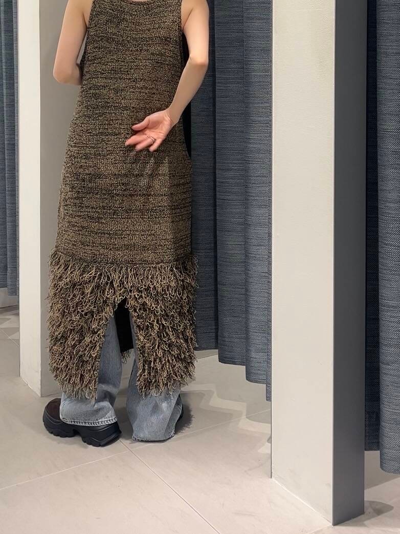 「ワンピース、大人カジュアル、デニム、スニーカー、ブラウン、シンプルコーデ、ニットワンピース、kbf_ootd、KBF、スリッポン、低身長、夏コーデ、パンツスタイル、サマーニット、低身長コーデ」｜「KBFのBIGポケットデザインデニム（デニムパンツ、ブルー系）」を使った、serikaさん（レディース・153cm）の夏コーディネートの2枚目の写真