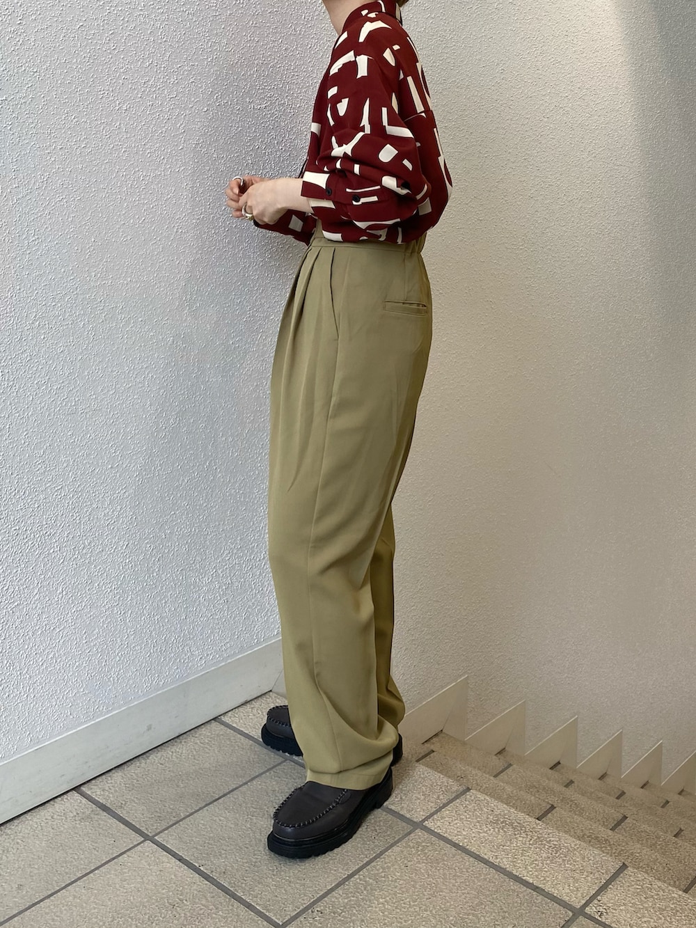 「KBF、kbf_ootd、ダウンジャケット、柄シャツ、カラーパンツ、ワイドパンツ、ゆるコーデ、カジュアル、低身長、パンツスタイル、今日のコーデ、ブーツ、ミニバッグ」｜「KBFのサイドゴアブーツ（ブーツ、グレー系）」を使った、serikaさん（レディース・153cm）の冬コーディネートの5枚目の写真
