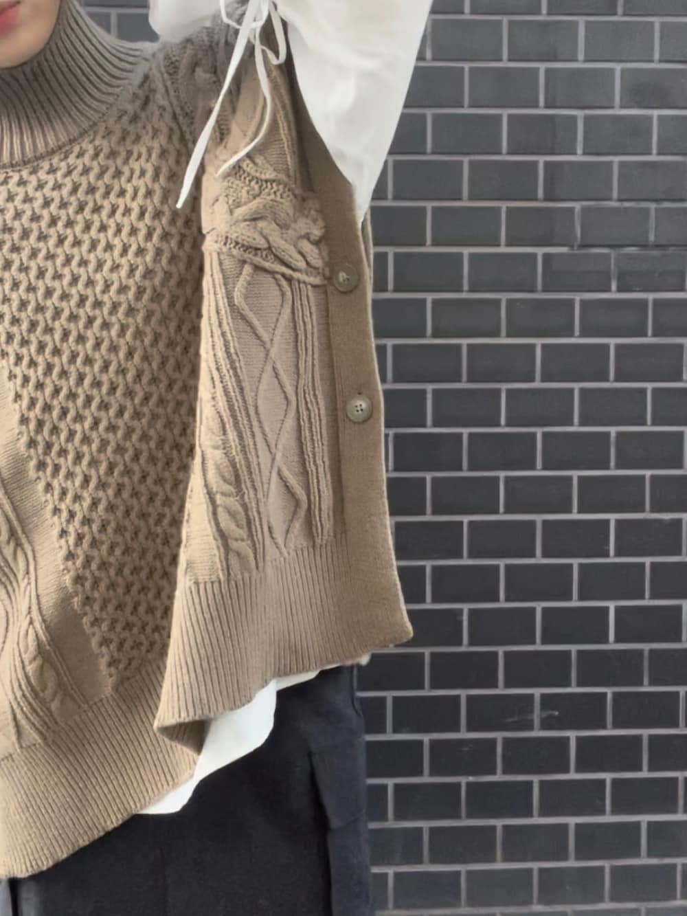 ブラウン系のトップス、ホワイト系のトップス、ブラック系のスカートを着用したレディースの秋コーディネートの5枚目の写真