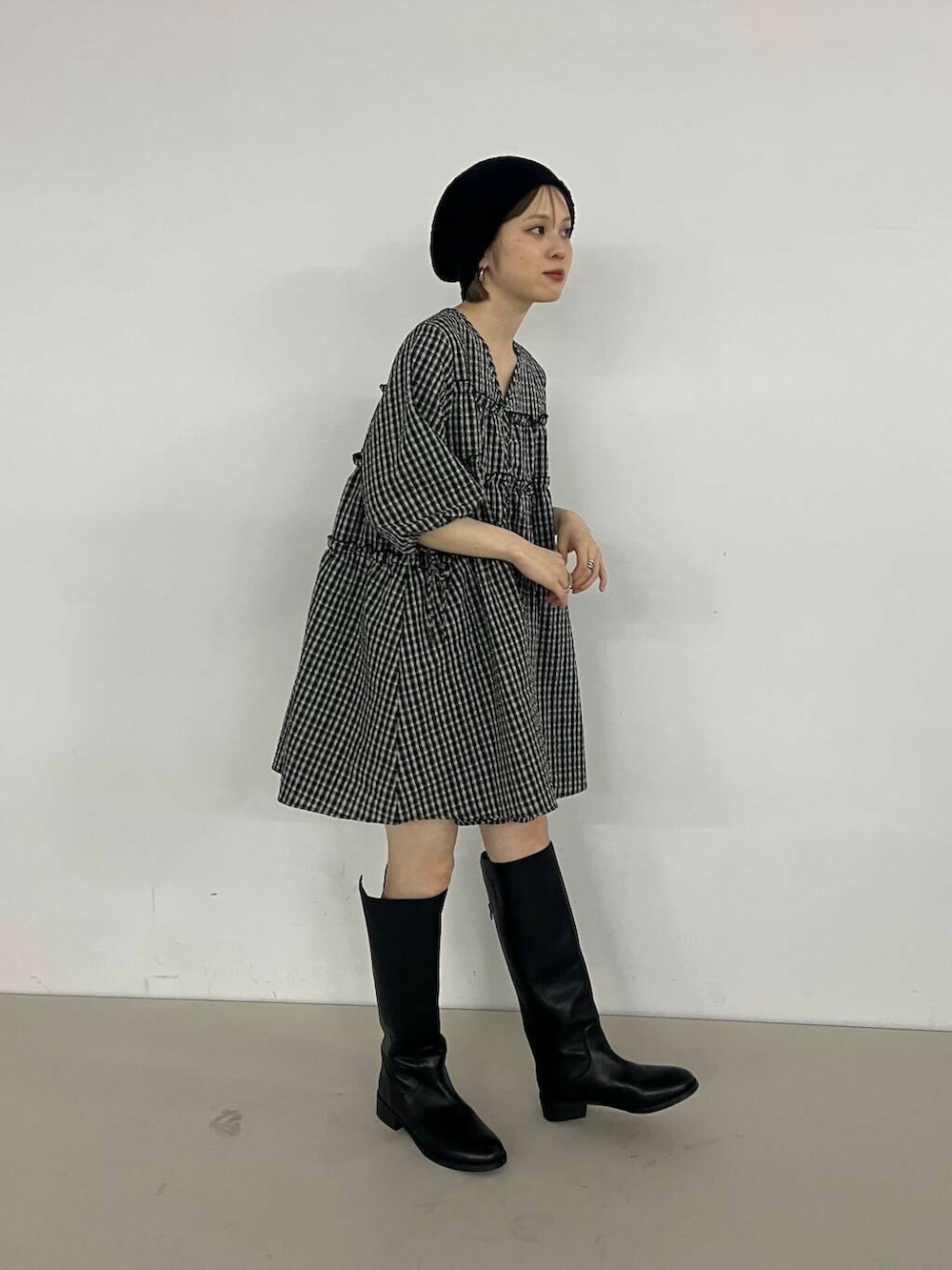 「ワンピース、シンプルコーデ、kbf_ootd、KBF、ロングブーツ、低身長、雨の日コーデ、夏コーデ、サマーニット、低身長コーデ、ミニワンピース、骨格ナチュラル、夏ワンピース、ニットビーニー、ハーフパンツ」｜「KBFのサマーイージーニットビーニー（ニットキャップ/ビーニー、ブラック系）」を使った、serikaさん（レディース・153cm）の夏コーディネートの3枚目の写真