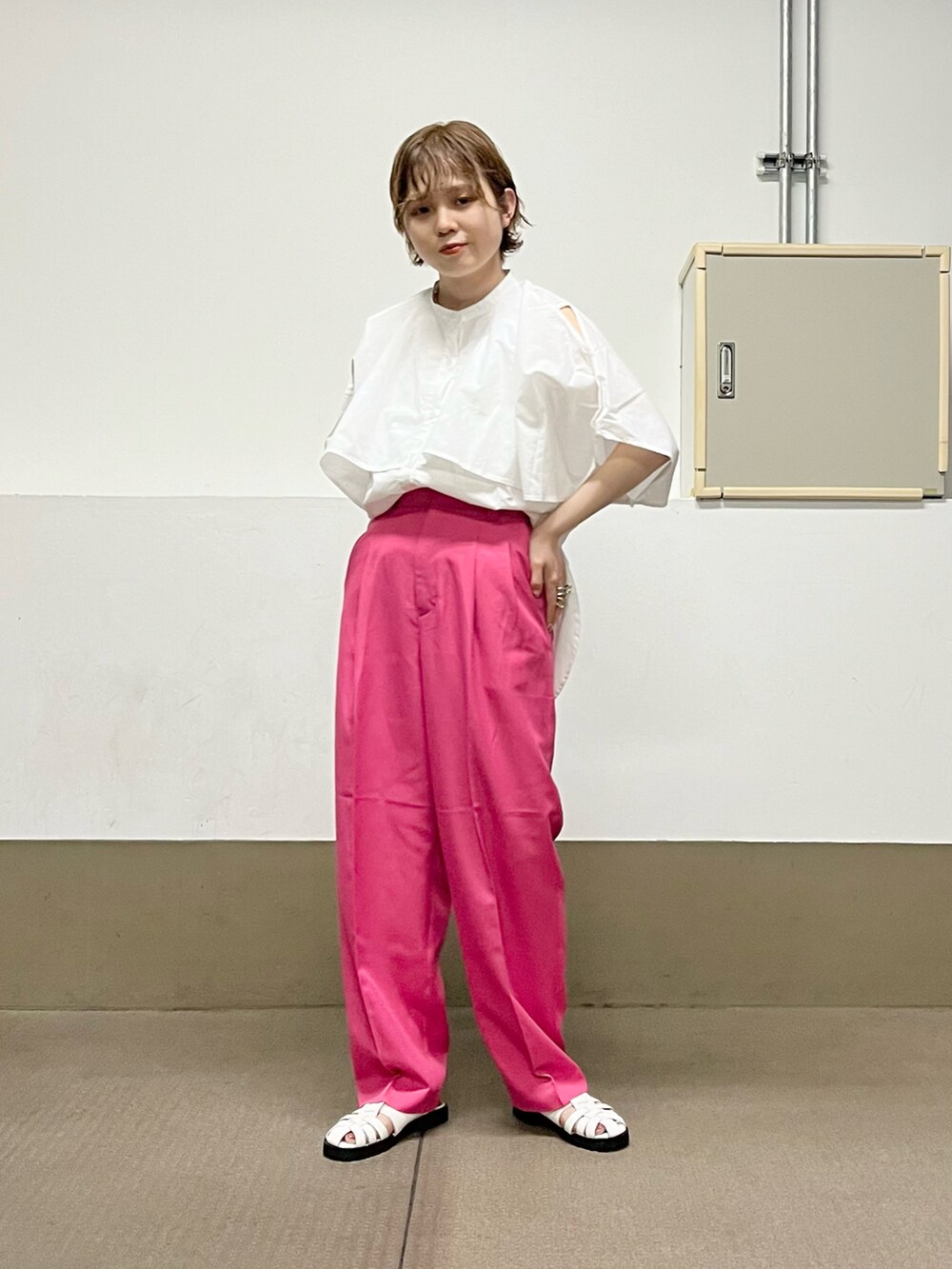 「KBF、kbf_ootd、低身長、カラーコーデ、パンツ、大人カジュアル、ワイドパンツ、ピンク、ブラウス、夏コーデ、グルカサンダル、カジュアルコーデ、ビッグシルエット、レイヤードスタイル」｜「KBFのセンタープレスWIDEスラックス（スラックス、ピンク系）」を使った、serikaさん（レディース・153cm）の春コーディネートの3枚目の写真