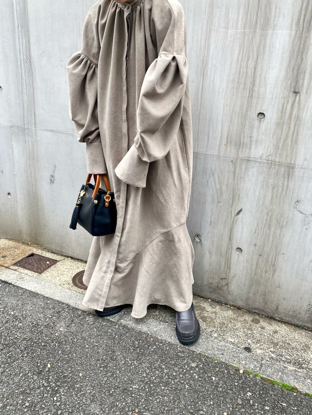 「KBF、kbf_ootd、ワンピース、ゆるコーデ、シンプルコーデ、ベージュ、ボリューム袖、ブーツ、大人カジュアル、冬コーデ、ラクチンコーデ、RODE SKO、ロングワンピース」｜「RODE SKOのプチ2WAYトートバッグ（トートバッグ、ブラック系）」を使った、serikaさん（レディース・153cm）の冬コーディネートの5枚目の写真