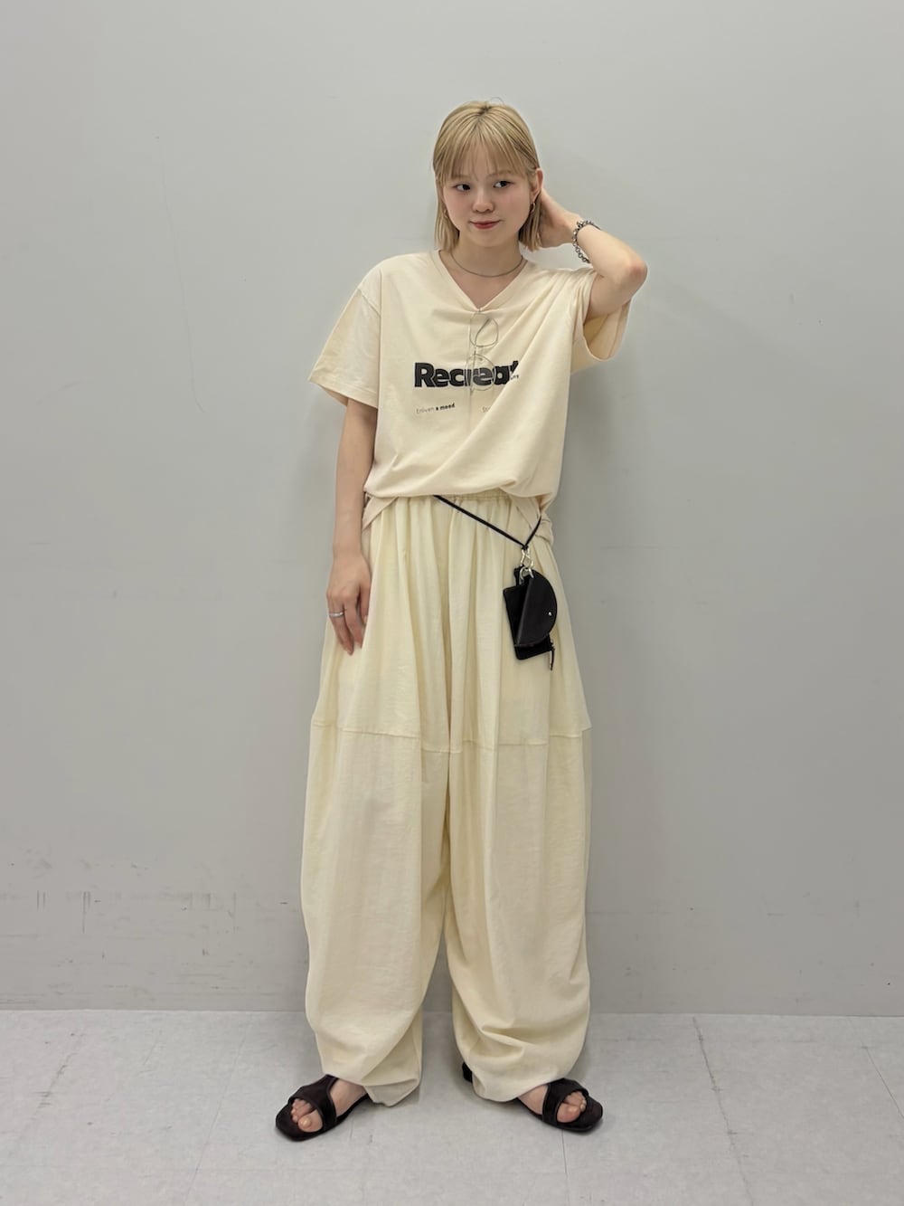 ホワイト系のTシャツ/カットソー、ブラウン系のショルダーバッグ、ホワイト系のその他パンツを着用したレディースの春コーディネートの3枚目の写真