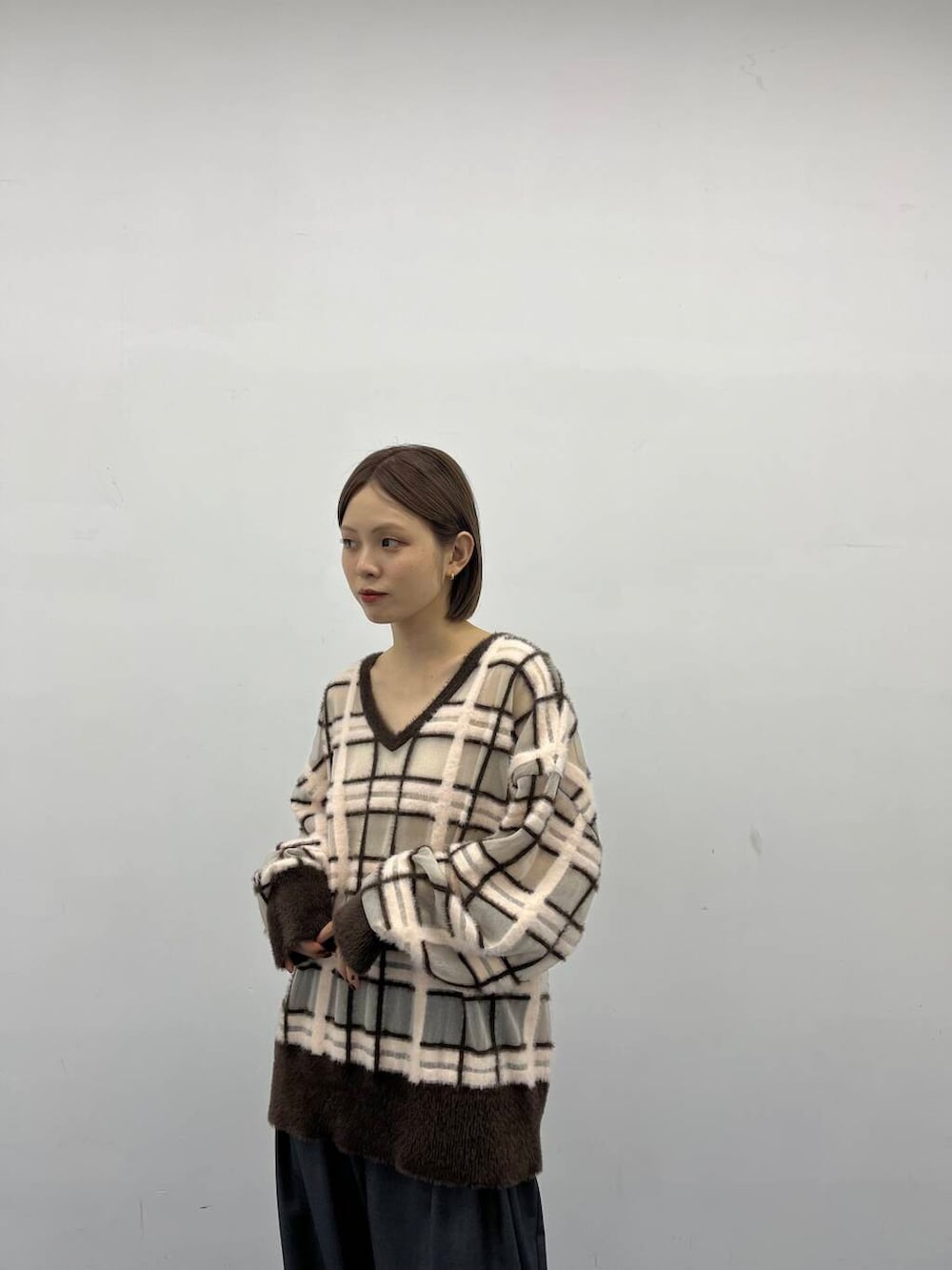 「秋コーデ、イージーパンツ、kbf_ootd、KBF、スリッポン、低身長、パンツスタイル、低身長コーデ、シアーニット、秋ニット、チェック柄、シアートップス、ゆるニット、厚底シューズ、チェックニット」｜「KBFのスパゲティストラップカップ付きキャミ（キャミソール、ベージュ系）」を使った、serikaさん（レディース・153cm）の夏コーディネートの2枚目の写真