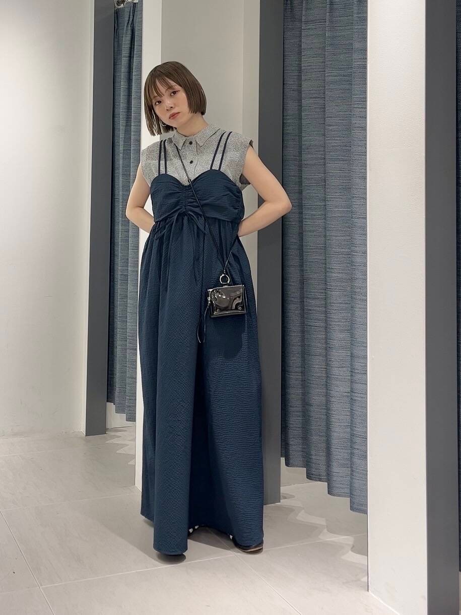 「ワンピース、キャミワンピース、チェック、シンプルコーデ、kbf_ootd、KBF、低身長、マキシ丈ワンピース、夏コーデ、サマーニット、低身長コーデ、ニットシャツ、骨格ナチュラル、ノースリーブトップス、夏ワンピース」｜「KBFのポーチ付きウォレット（財布、ブラック系）」を使った、serikaさん（レディース・153cm）の春コーディネートの4枚目の写真