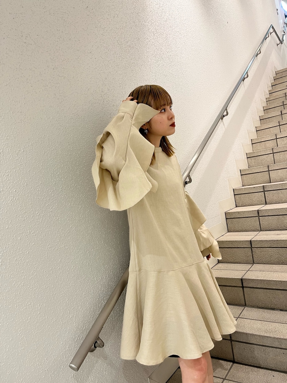 グリーン系のワンピース/ドレス、ブラック系のブーツを着用したレディースの秋コーディネートの3枚目の写真