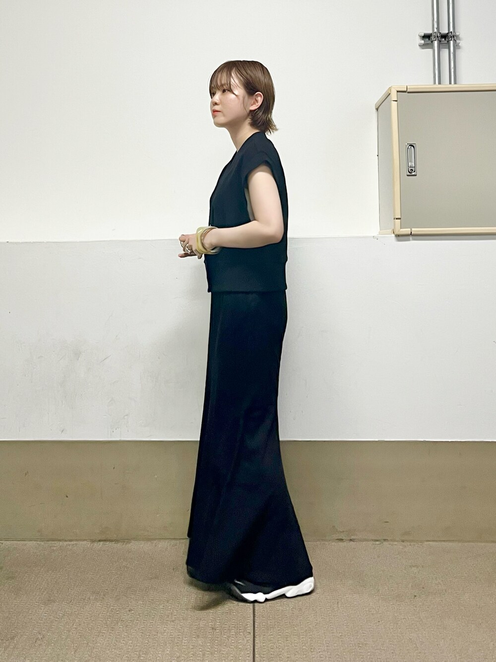 「KBF、kbf_ootd、セットアップ、ベスト、マーメイドスカート、低身長、ブラック、モノトーン、お出かけコーデ、着回しコーデ、夏コーデ、スカート、きれいめカジュアル、エアリフト」｜「KBFのリブカットソーショートベスト（Tシャツ/カットソー、ブラック系）」を使った、serikaさん（レディース・153cm）の春コーディネートの2枚目の写真