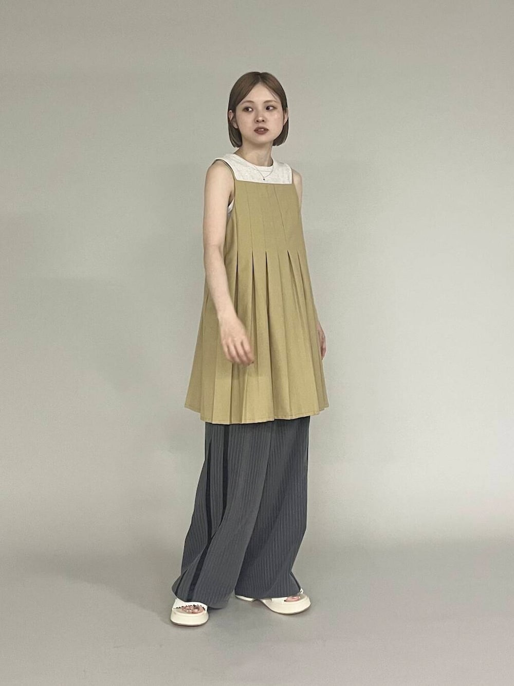 「きれいめカジュアル、カジュアルコーデ、サンダル、kbf_ootd、KBF、低身長、タンクトップ、夏コーデ、パンツスタイル、低身長コーデ、厚底サンダル、ゆったりコーデ、厚底シューズ、ミニワンピース、骨格ナチュラル」｜「KBFのクロップドタンクトップ（タンクトップ、ベージュ系）」を使った、serikaさん（レディース・153cm）の夏コーディネートの4枚目の写真