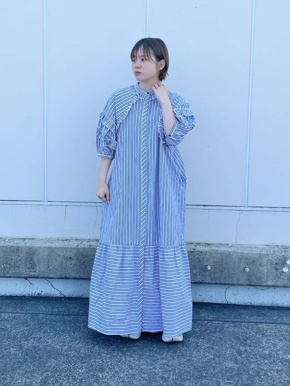 ブルー系のワンピース、ホワイト系のその他を着用したレディースの春コーディネートの4枚目の写真