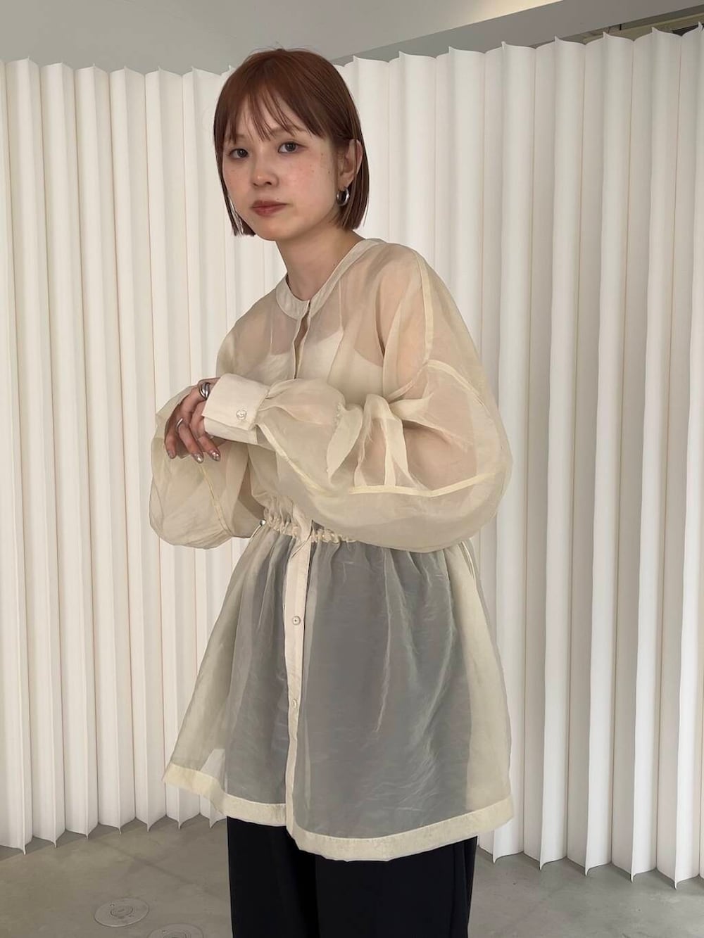 「イージーパンツ、きれいめカジュアル、サンダル、kbf_ootd、KBF、低身長、夏コーデ、パンツスタイル、newarrival、ボストンバッグ、低身長コーデ、シアートップス、スウェットパンツ、紫外線対策、骨格ナチュラル」｜「KBFのサテンリボンミュール（サンダル、ブラック系）」を使った、serikaさん（レディース・153cm）の夏コーディネートの2枚目の写真