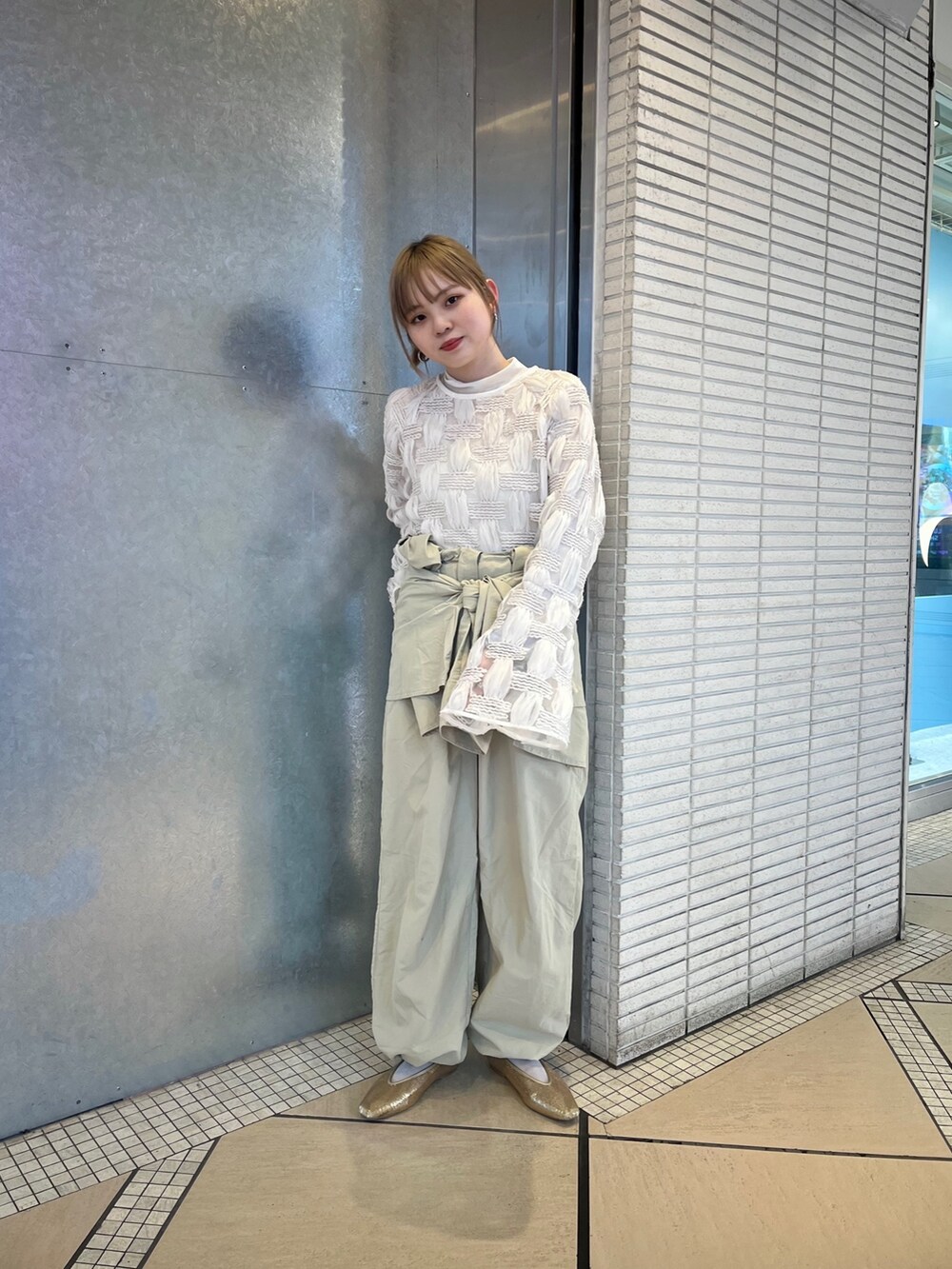 「KBF、kbf_ootd、春コーデ、低身長コーデ、春服みてみて、レース、ジャンプスーツ、レーストップス、シアートップス、低身長、骨格ナチュラル」｜「KBFのグラフィックプリントTEE（Tシャツ/カットソー、ホワイト系）」を使った、serikaさん（レディース・153cm）の冬コーディネートの2枚目の写真
