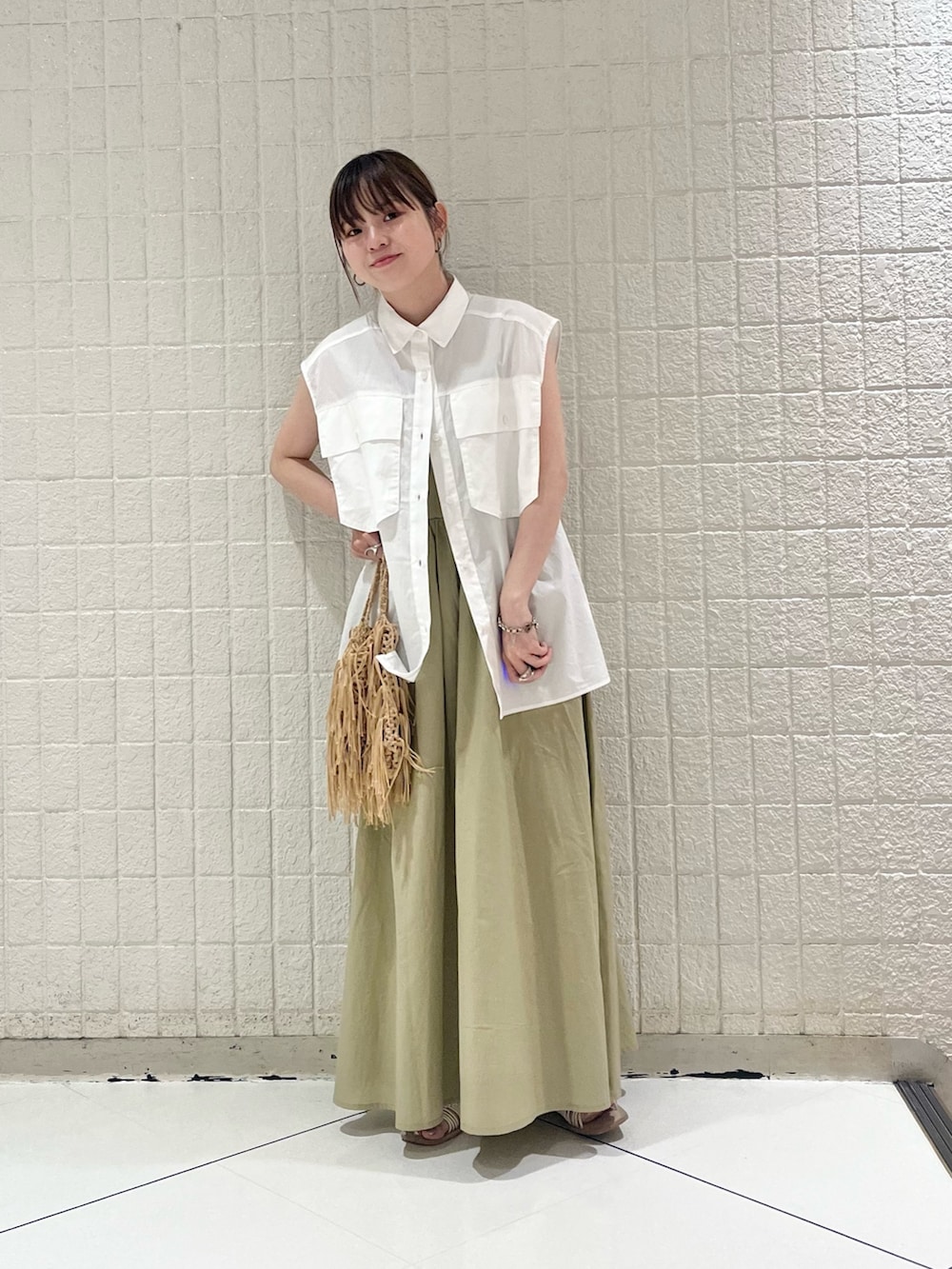 「KBF、kbf_ootd、夏コーデ、ビッグシルエット、ワンピース、お出かけコーデ、シンプルスタイル、シャツスタイル、夏小物、ドッキングワンピ、低身長、ロングワンピース、白シャツ」｜「KBFのBIGポケットディティールブラウス（シャツ/ブラウス、ホワイト系）」を使った、serikaさん（レディース・153cm）の夏コーディネートの4枚目の写真