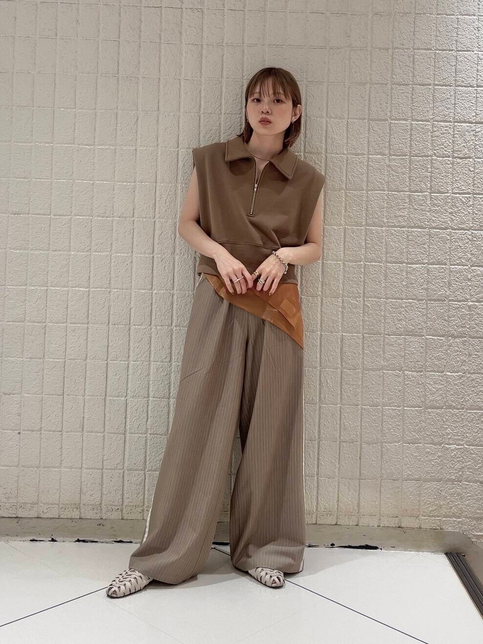 ブラウン系のスウェット、ベージュ系のその他パンツ、ブラウン系のバンダナ/スカーフを着用したレディースの夏コーディネートの4枚目の写真