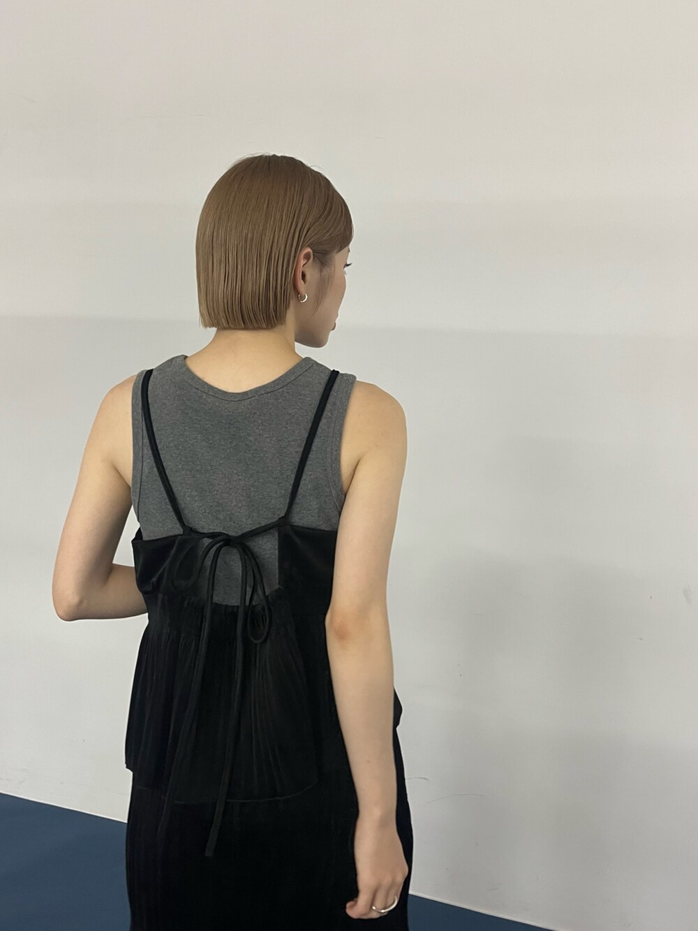 ブラック系のワンピース、グレー系のタンクトップ、ブラウン系のスニーカーを着用したレディースの夏コーディネートの3枚目の写真