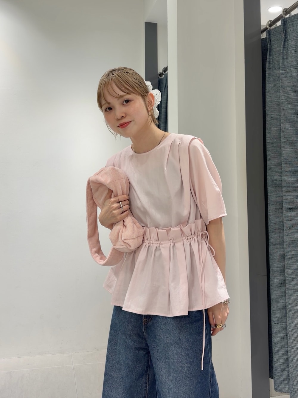 ブルー系のデニムパンツ、ブラック系のサンダル、ピンク系のシャツ/ブラウスを着用したレディースの夏コーディネートの2枚目の写真