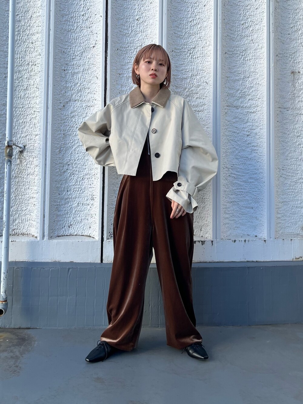 ブラック系のその他シューズ、ベージュ系のその他アウター、ブラウン系のサロペット/オーバーオールを着用したレディースの冬コーディネートの3枚目の写真