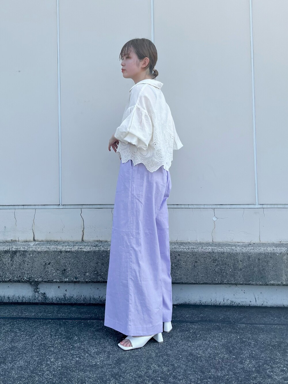 ホワイト系のシャツ/ブラウス、パープル系のその他パンツ、イエロー系のサンダルを着用したレディースの夏コーディネートの2枚目の写真