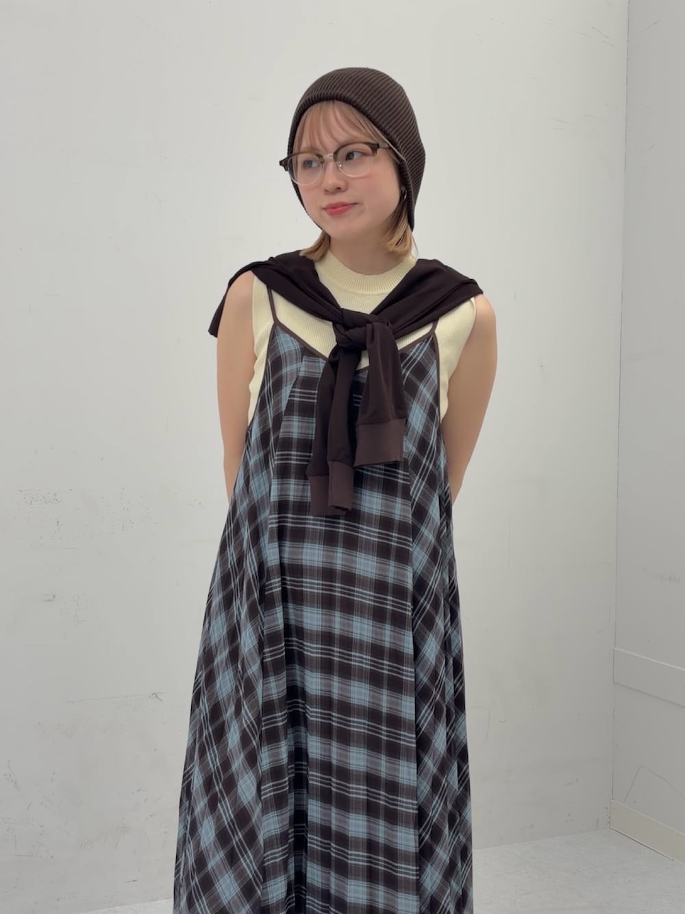 ブラウン系のワンピース、ブラウン系のシャツ/ブラウス、ブラック系のサンダルを着用したレディースの春コーディネートの3枚目の写真