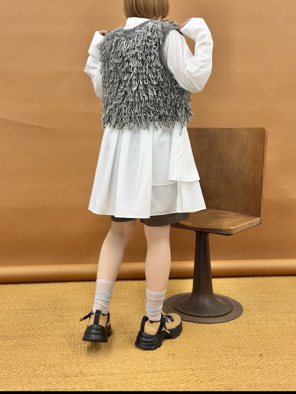 「KBF、kbf_ootd、ショートパンツ、おしゃ見えテクニック、厚底シューズ、スニーカー、ミニワンピース、ベスト、秋コーデ、シャツワンピ、低身長、低身長コーデ、骨格ナチュラル、秋服準備はじめました」｜「KBFのヘムタックミニシャツワンピース（ワンピース、ホワイト系）」を使った、serikaさん（レディース・153cm）の夏コーディネートの2枚目の写真