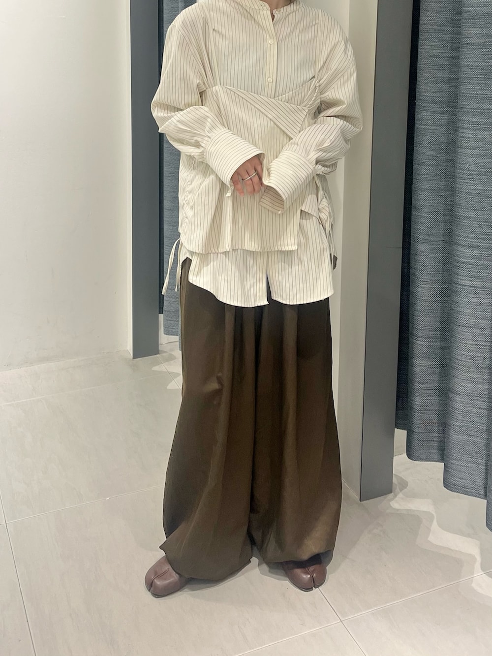 ホワイト系のシャツ/ブラウス、グリーン系のその他パンツを着用したレディースの春コーディネートの3枚目の写真