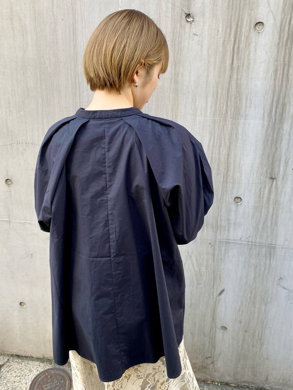 ブラック系のショルダーバッグ、ベージュ系のスカート、ブルー系のシャツ/ブラウスを着用したレディースの冬コーディネートの4枚目の写真