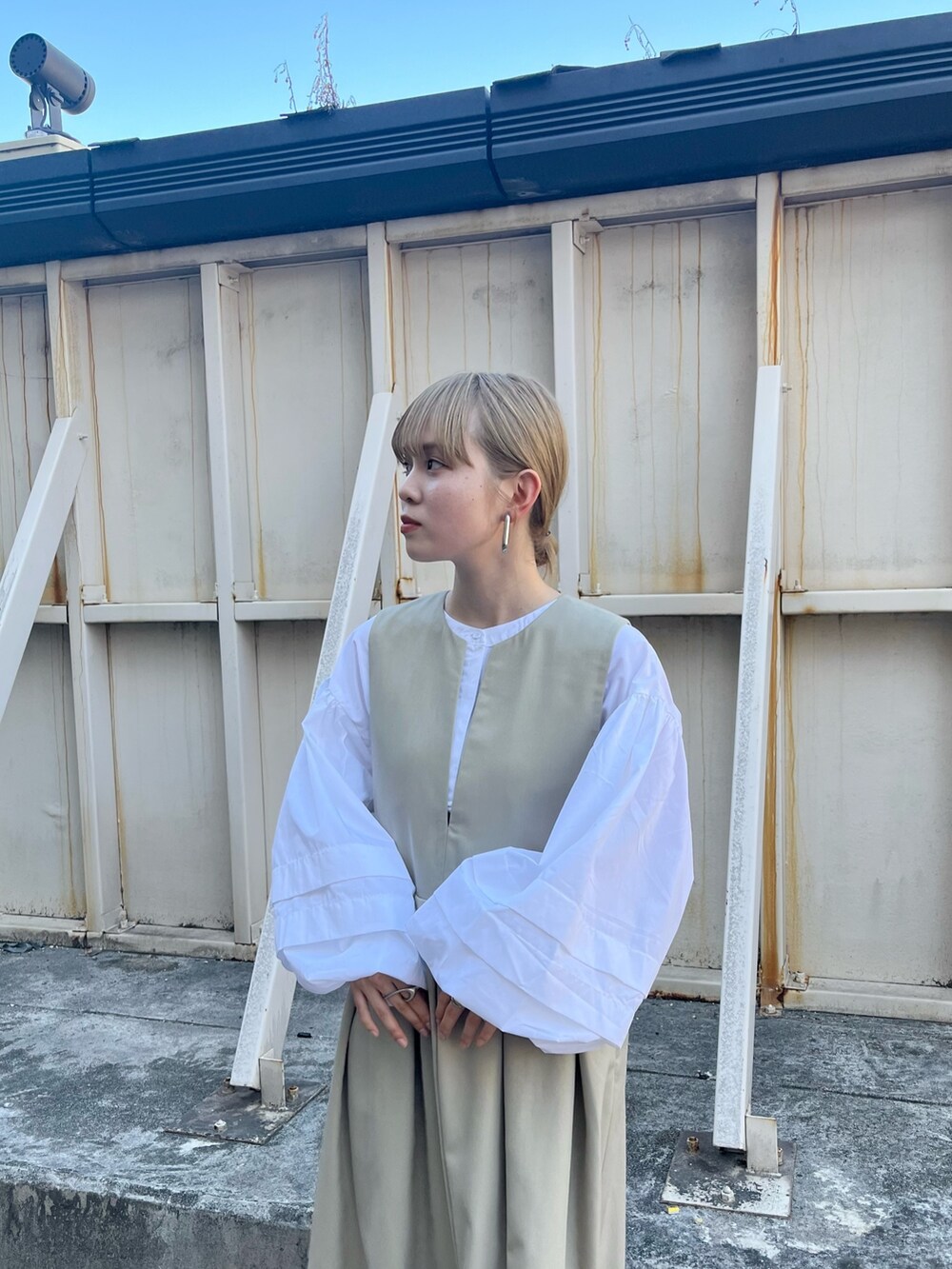「KBF、kbf_ootd、きれいめカジュアル、淡色コーデ、秋コーデ、ブーツ、ベージュ、ワンピース、ジャンパースカート、キーネック、ボリューム袖、プリーツスカート、低身長、重ね着ベストシーズン、シンプルコーデ」｜「KBFのラウンドトゥショートブーツ（ブーツ、ブラック系）」を使った、serikaさん（レディース・153cm）の秋コーディネートの4枚目の写真
