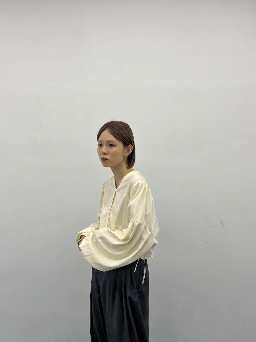 「秋コーデ、スラックス、ローファー、Vネック、シンプルコーデ、ブラウス、kbf_ootd、KBF、ボリュームスリーブ、低身長、パンツスタイル、低身長コーデ、オフィススタイル、きれいめコーデ、骨格ナチュラル」｜「KBFのVネックボリュームブラウス（シャツ/ブラウス、イエロー系）」を使った、serikaさん（レディース・153cm）の夏コーディネートの2枚目の写真