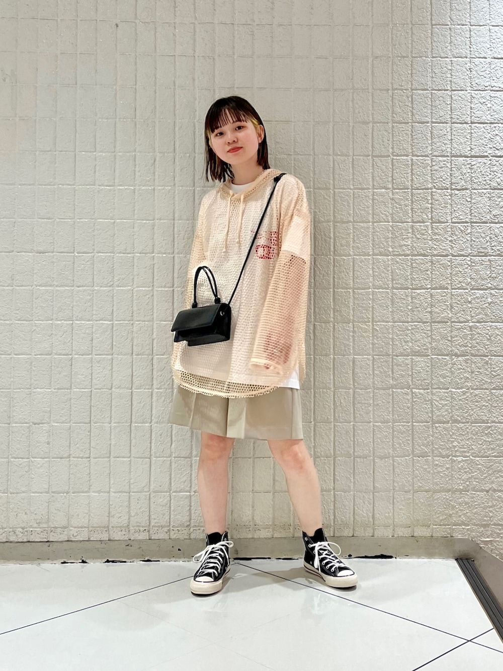 「春コーデ、休日スタイル、ショルダーバッグ、ベージュ、コンバース、レイヤードスタイル、シアートップス、カジュアルコーデ、低身長コーデ、メッシュ、ビッグシルエット、ハーフパンツ、ラクチンコーデ、パンツコーデ、ミニバッグ」｜「KBFのメッシュフーディープルオーバー（その他トップス、ホワイト系）」を使った、serikaさん（レディース・153cm）の春コーディネートの4枚目の写真