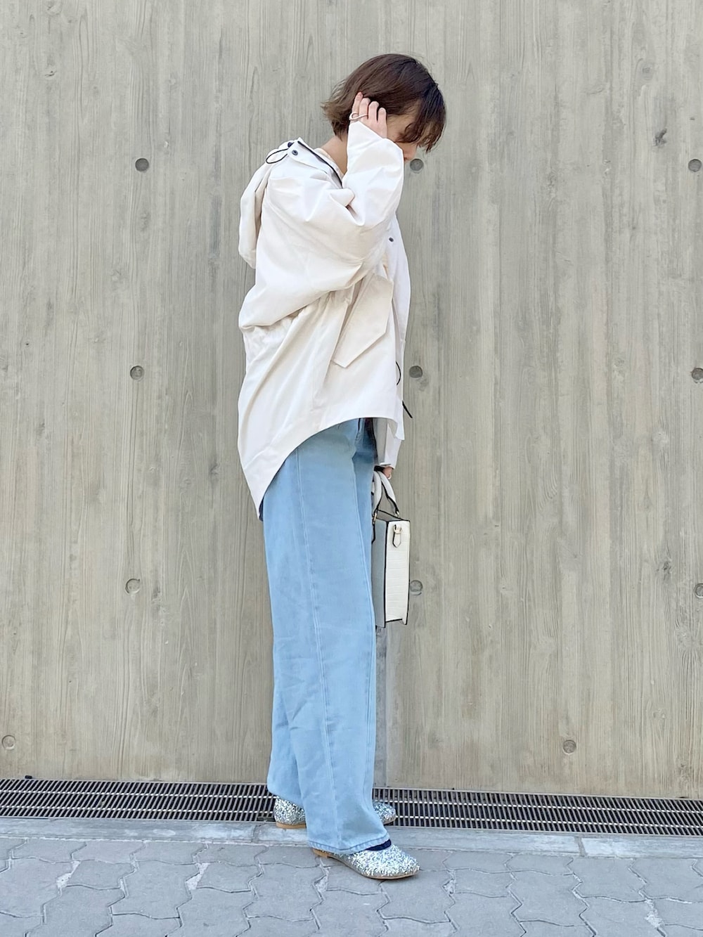 「KBF、kbf_ootd、カジュアルコーデ、春コーデ、マウンテンパーカー、ミニバッグ、タックイン、パンプス、デニム、ゆるコーデ、低身長、今日のコーデ」｜「KBFのリメイクフリンジストレートデニム（デニムパンツ、ブルー系）」を使った、serikaさん（レディース・153cm）の春コーディネートの2枚目の写真