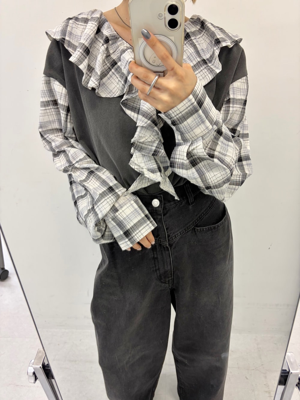 ブラック系のデニムパンツ、ブラック系のサンダル、グレー系のTシャツ/カットソーを着用したレディースの秋コーディネートの2枚目の写真
