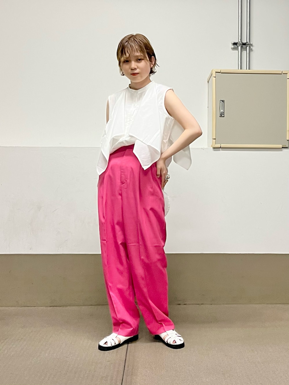 「KBF、kbf_ootd、低身長、カラーコーデ、パンツ、大人カジュアル、ワイドパンツ、ピンク、ブラウス、夏コーデ、グルカサンダル、カジュアルコーデ、ビッグシルエット、レイヤードスタイル」｜「KBFのセンタープレスWIDEスラックス（スラックス、ピンク系）」を使った、serikaさん（レディース・153cm）の春コーディネートの2枚目の写真