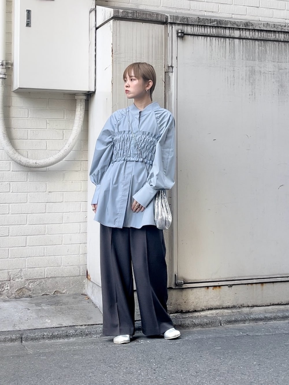 「KBF、kbf_ootd、お出かけコーデ、ショルダーバッグ、シンプルコーデ、ブーツ、パンツスタイル、春コーデ、ブラウス、カラーコーデ、ビスチェ、カラー×コーデ、低身長、低身長コーデ、春色」｜「KBFのシャーリングビスチェSETブラウス（シャツ/ブラウス、ブルー系）」を使った、serikaさん（レディース・153cm）の冬コーディネートの4枚目の写真