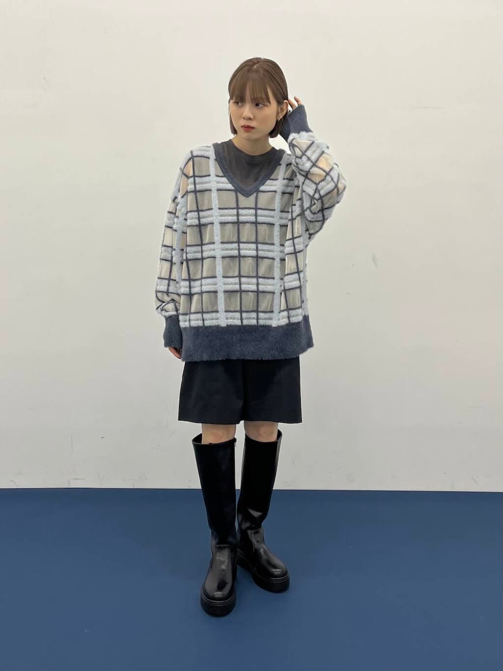 「秋コーデ、シンプルコーデ、kbf_ootd、KBF、ロングブーツ、低身長、ハーフパンツ、低身長コーデ、シアーニット、秋ニット、チェック柄、シアートップス、ゆるニット、厚底シューズ、チェックニット」｜「KBFのシアーチェックフェザーニット（ニット/セーター、グレー系）」を使った、serikaさん（レディース・153cm）の夏コーディネートの4枚目の写真