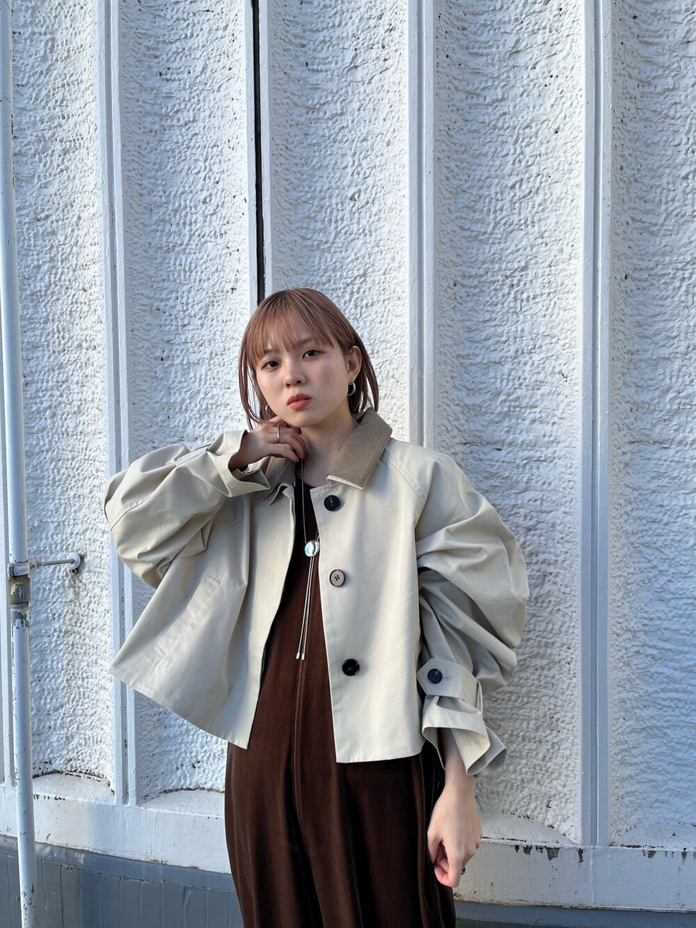 ブラック系のその他シューズ、ベージュ系のその他アウター、ブラウン系のサロペット/オーバーオールを着用したレディースの冬コーディネートの2枚目の写真