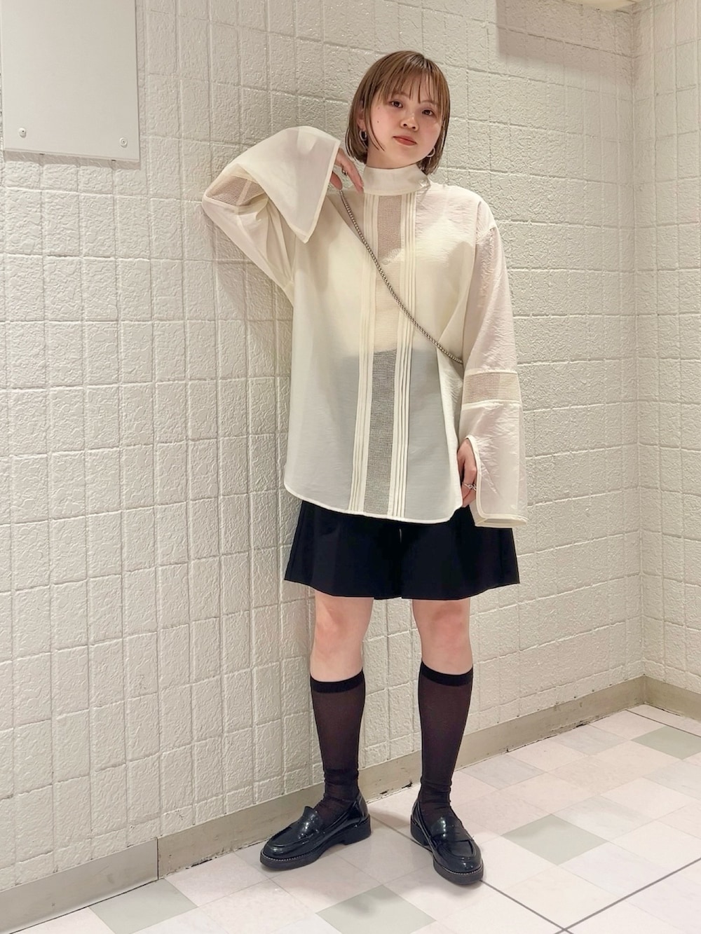 ホワイト系のキャミソール、ホワイト系のシャツ/ブラウス、ブラック系のその他パンツを着用したレディースの春コーディネートの3枚目の写真