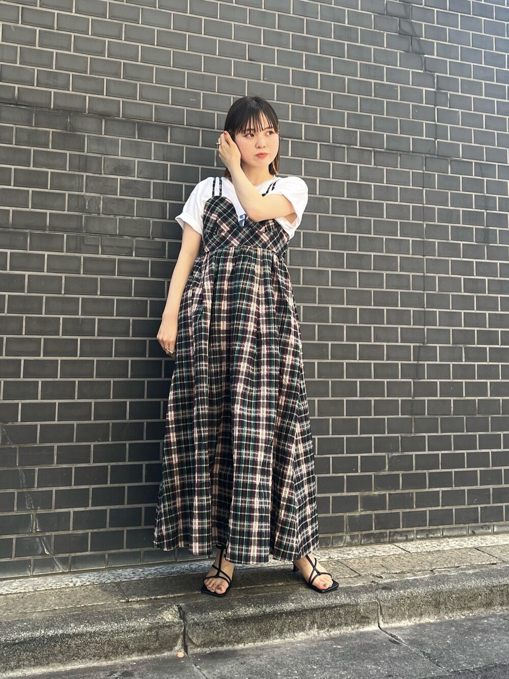 ブルー系のワンピース、ブラック系のサンダル、ホワイト系のTシャツ/カットソーを着用したレディースの春コーディネートの5枚目の写真