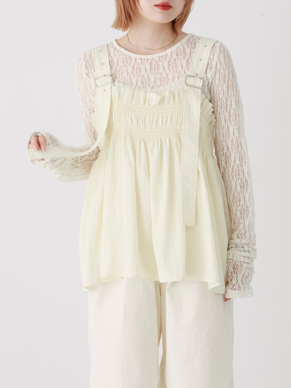 ホワイト系のその他トップス、ホワイト系のTシャツ/カットソー、ホワイト系のその他パンツを着用したレディースの冬コーディネートの4枚目の写真