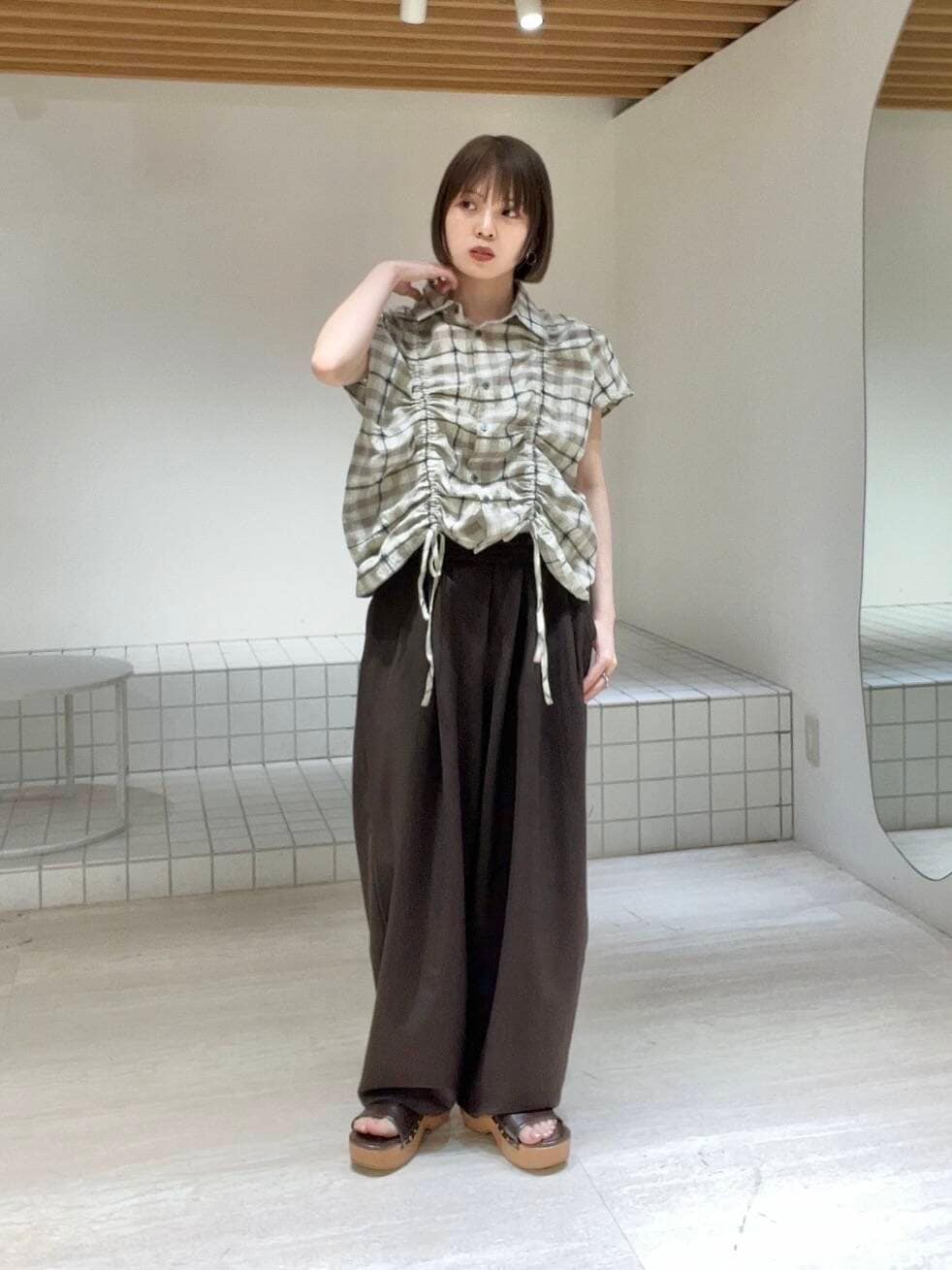 「チェック、チェックシャツ、カジュアルコーデ、サンダル、kbf_ootd、KBF、低身長、夏コーデ、パンツスタイル、低身長コーデ、サボサンダル、楽ちんスタイル、厚底シューズ、骨格ナチュラル、私のイチ推しブランド」｜「KBFのバックオープンベストセットアップ（セットアップ、ブラウン系）」を使った、serikaさん（レディース・153cm）の春コーディネートの2枚目の写真