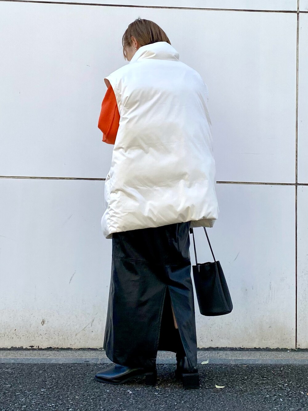 「KBF、kbf_ootd、タイトスカート、ダウンジャケット、カラーニット、冬コーデ、レザースカート、モード、ブーツ、シンプルコーデ、お出かけコーデ、大人コーデ、オレンジ、マイベストコーデ2021」｜「KBFのスクエアトゥストレッチブーツ（ブーツ、ブラック系）」を使った、serikaさん（レディース・153cm）の秋コーディネートの3枚目の写真