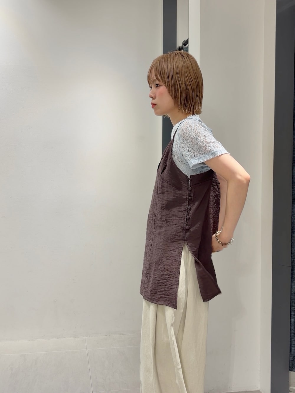 ブルー系のTシャツ/カットソー、ホワイト系のその他パンツ、ブラック系のサンダルを着用したレディースの夏コーディネートの2枚目の写真