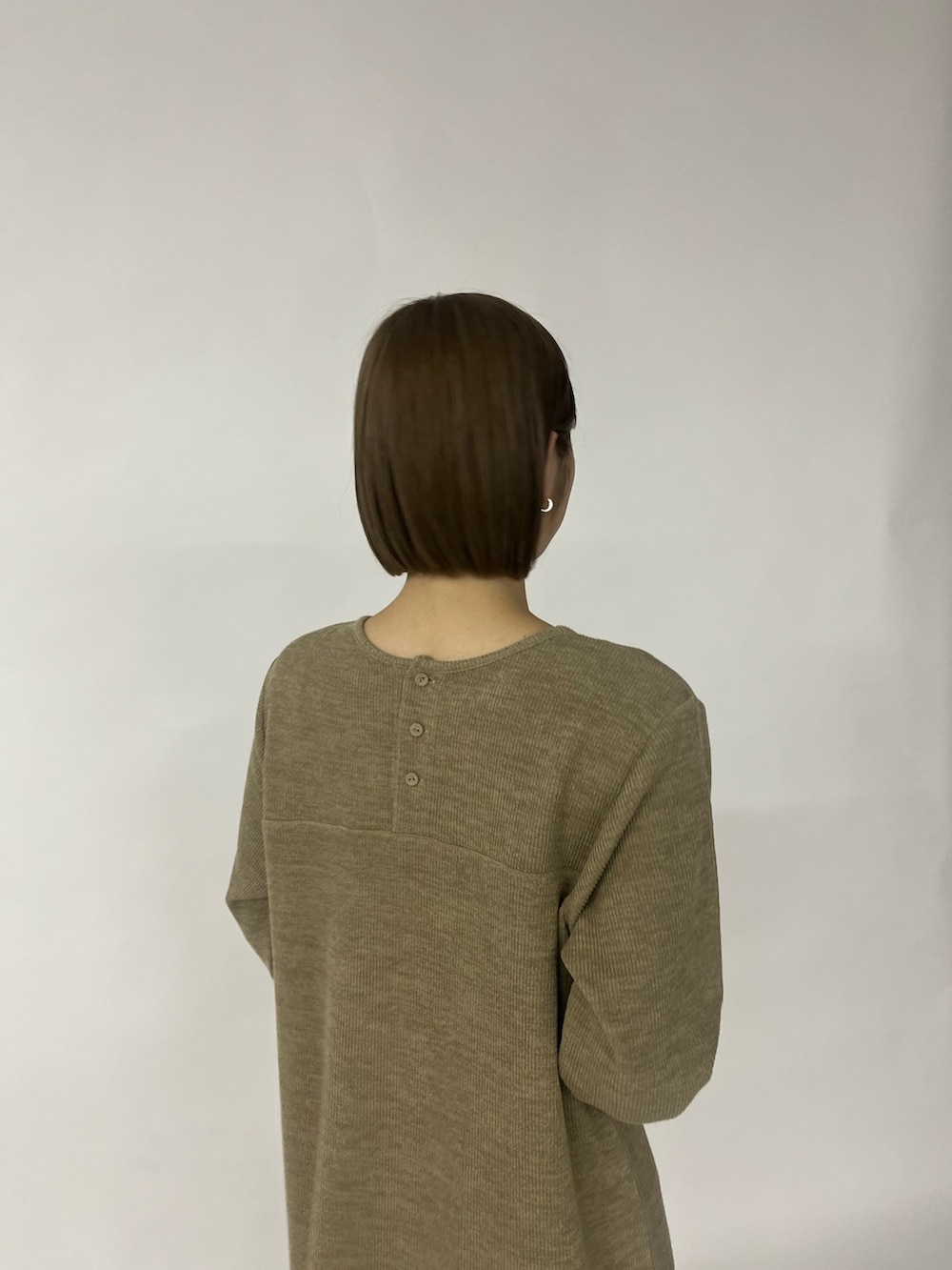 ベージュ系のワンピース、ブラック系のブーツを着用したレディースの秋コーディネートの4枚目の写真